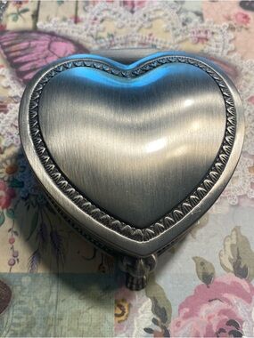 Vintage Silver-Plated Heart Jewelry Box with Lion-Paw Feet & Velvet Lining